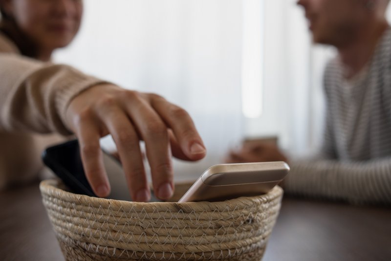E-Mails checken, aufs Handy schauen. Erst Pareto, dann E-Mails kann helfen produktiv in den Tag zu starten. E-Mails können Produktivitäts- killer sein und fördern blinden Aktionismus der sich als Produktivität tarnt. Selbstdisziplin ist der Schlüssel zu Digital Detox. Es empfiehlt sich die „Mailbox-Ansage zum Türsteher Ihrer Arbeits- und Freizeit zu machen. Wecker statt Smartphone? Ein Fehler. Denn wenn das Handy schon morgens so griffbereit daliegt, ist die Verführung groß, Nachrichten zu checken.