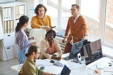 Was wir verändern müssen, ist die innere Einstellung bzw. Haltung - nicht das Verhalten! Die innere Einstellung ensteht durch Erfahrungen in unserer Kindheit oder im Berufsleben. eine Einstellung kann nicht kognitiv verändert werden. Der emotionale Teil des Gehirns muss ange- sprochen werden. Zu einer Veränderung der inneren Einstellung kann man einen Menschen einladen, ermutigen, inspirieren und durch Be- geisterung und Freude dazu ermutigen. Seminare in Form von Trainings sind hilfreich, analog zum Sport arbeitet man hier mit üben!