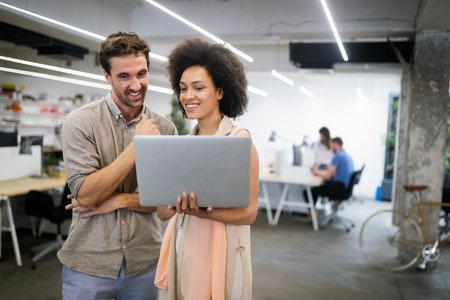Authentizität bedeutet, sich gemäß seinem wahren Selbst, seinen Werten, Gedanken, Emotionen, Überzeugungen und Bedürfnissen auszudrücken. Wie gelingt es Führungskräften authentisch zu bleiben? Es wichtig, die eigenen Werte zu kennen, diese sind ausschlaggebend für das Gefühl von authentischem Handeln, die Stimmigkeit zwischen innen und außen.