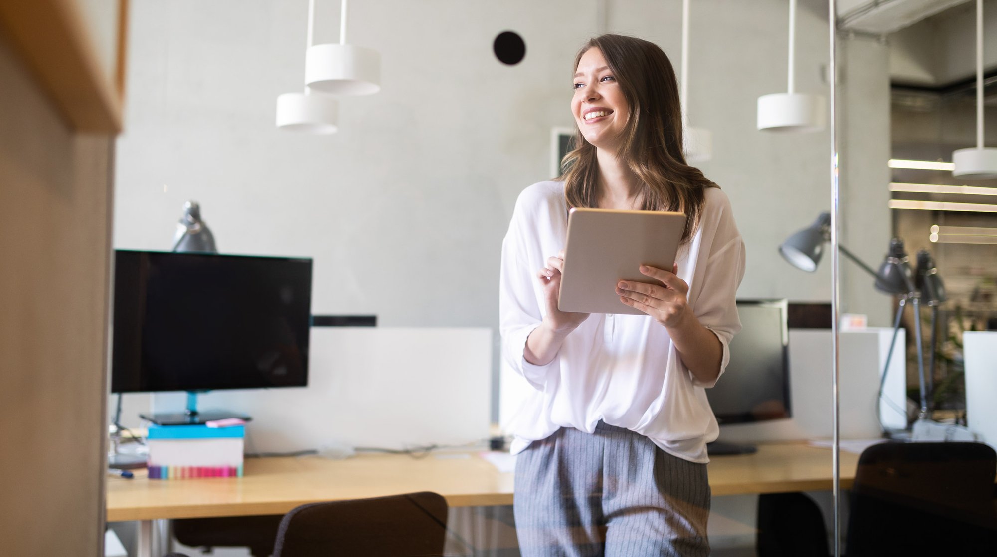 Angefangen bem „Gender-Pay-Gap“ von 26%. Planerinnen verdienen erheblich weniger als Planer. Man muss auch berücksichtigen, wo und wie gearbeitet wird, denn in der besserbezahlten Bauwirtschaft oder Bauleitung finden sich mehr Männer als Frauen und auch die Möglich- keit der Teilzeitarbeit, die in der Regel zu weniger Gehalt führt, wird öfter von Frauen in Anspruch genommen. Wobei wir beim absolut schäd- lichen Ehegattensplitting und somit in der Gesellschaftsordnung angekommen wären. Aufstiegschancen, Führungspositionen und Büropart- nerschaften – alles vorwiegend in männlicher Hand.