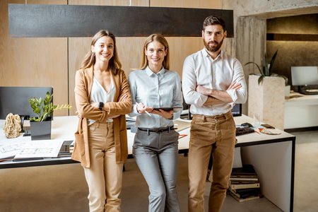 Was wir verändern müssen, ist die innere Einstellung bzw. Haltung - nicht das Verhalten! Die innere Einstellung ensteht durch Erfahrungen in unserer Kindheit oder im Berufsleben. eine Einstellung kann nicht kognitiv verändert werden. Der emotionale Teil des Gehirns muss ange- sprochen werden. Zu einer Veränderung der inneren Einstellung kann man einen Menschen einladen, ermutigen, inspirieren und durch Be- geisterung und Freude dazu ermutigen. Seminare in Form von Trainings sind hilfreich, analog zum Sport arbeitet man hier mit üben!